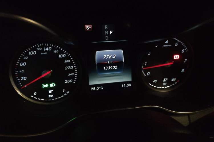 Used Mercedes-Benz C-Class 2018 C 200 L Sport Edition Odometer Close Up