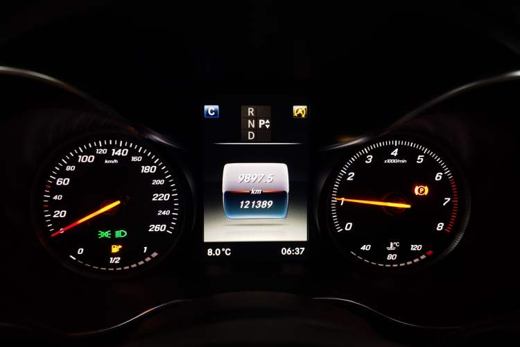 Used Mercedes-Benz C-Class 2018 C 200 L Sport Edition Odometer Close Up