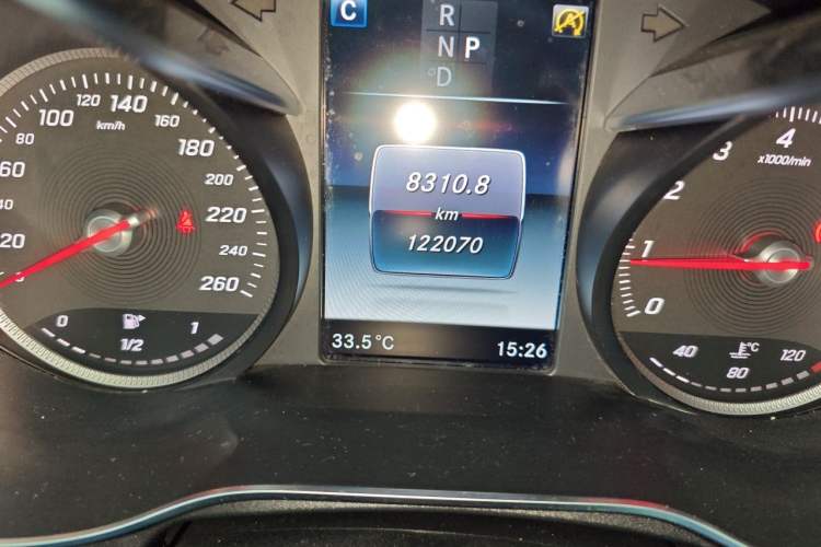 Used Mercedes-Benz C-Class 2018 C 180 L Fashion Edition Sport Version Odometer Close Up