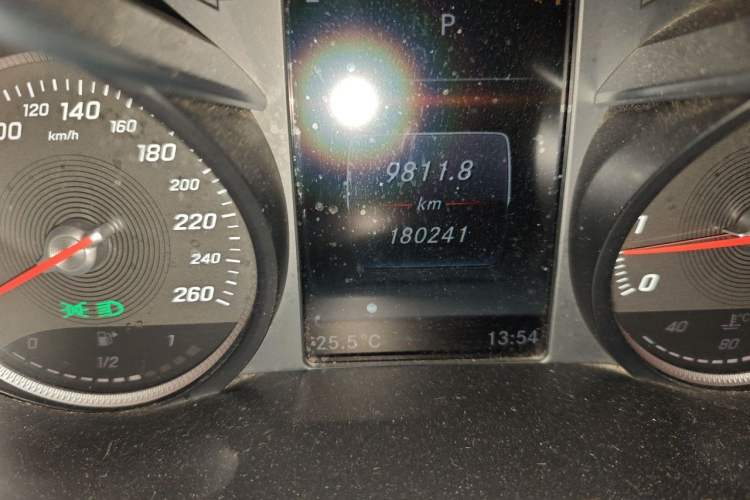 Used Mercedes-Benz C-Class 2018 C 180 L Fashion Edition Sport Version Odometer Close Up