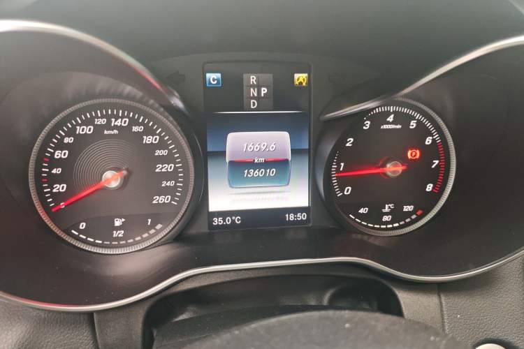 Used Mercedes-Benz C-Class 2018 C 200 L Sport Edition Odometer Close Up