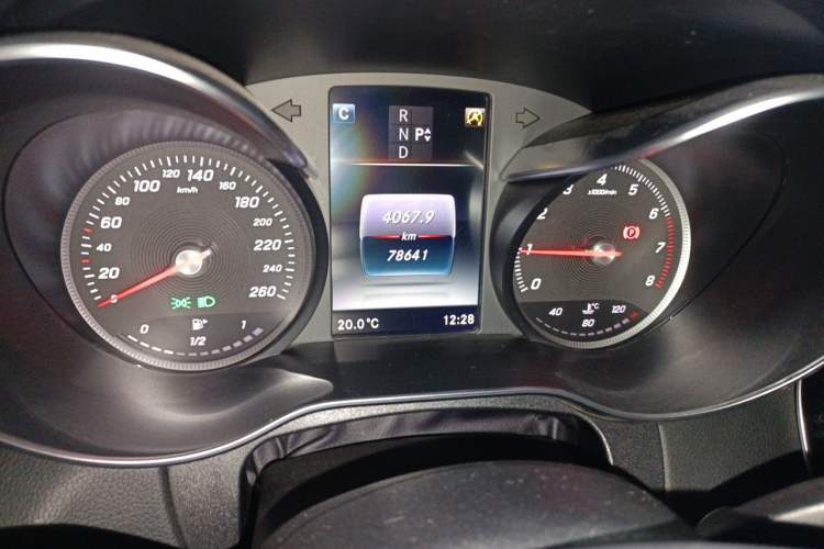Used Mercedes-Benz C-Class 2018 C 200 L Sport Edition Odometer Close Up