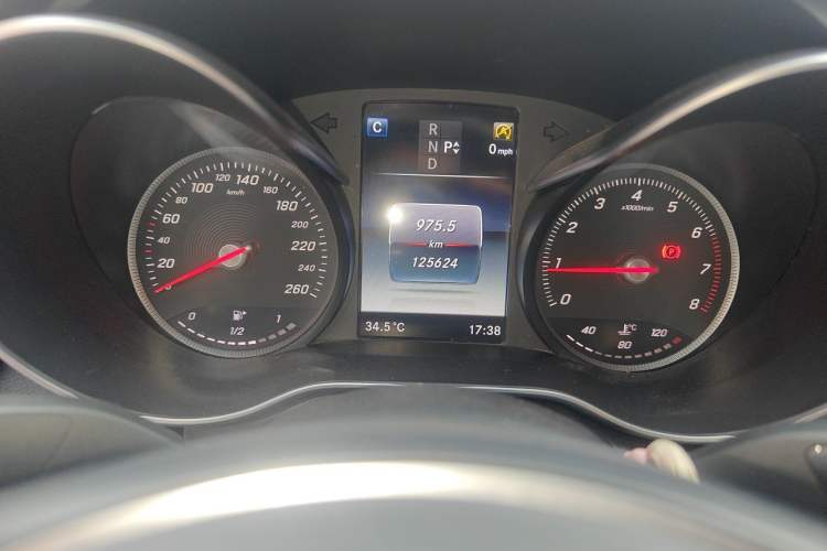 Used Mercedes-Benz C-Class 2018 C 180 L Fashion Edition Sport Version Odometer Close Up