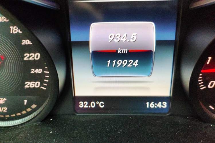Used Mercedes-Benz C-Class 2018 C 200 L Sport Edition Odometer Close Up