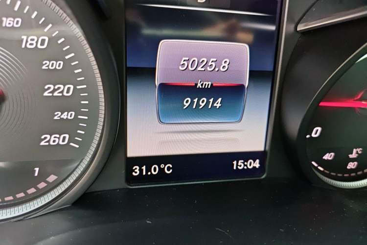 Used Mercedes-Benz C-Class 2018 C 180 L Fashion Edition Sport Version Odometer Close Up