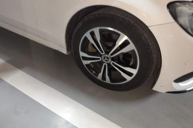 Used Mercedes-Benz C-Class 2018 C 200 Sport Edition Right Front Wheel Hub
