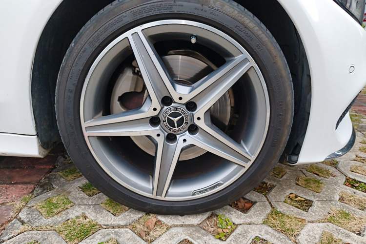 Used Mercedes-Benz C-Class 2018 C 180 L Fashion Edition Sport Version Right Front Wheel Hub