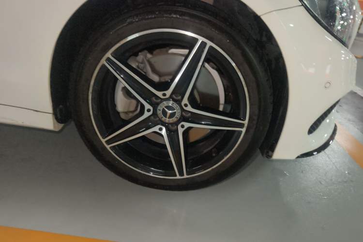 Used Mercedes-Benz C-Class 2018 C 200 Achievement Special Edition Right Front Wheel Hub