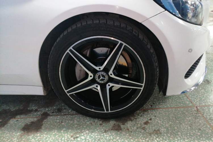 Used Mercedes-Benz C-Class 2018 C 200 Coupe Right Front Wheel Hub