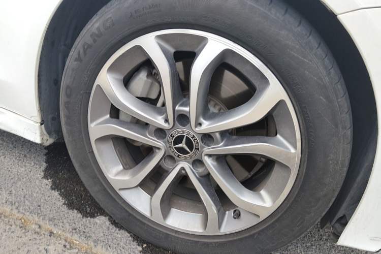 Used Mercedes-Benz C-Class 2018 C 180 L Fashion Edition Sport Version Right Front Wheel Hub