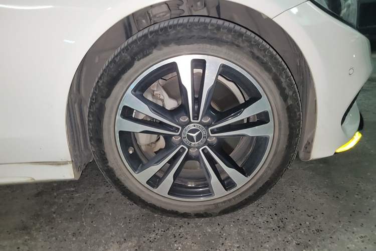 Used Mercedes-Benz C-Class 2018 C 200 Sport Edition Right Front Wheel Hub