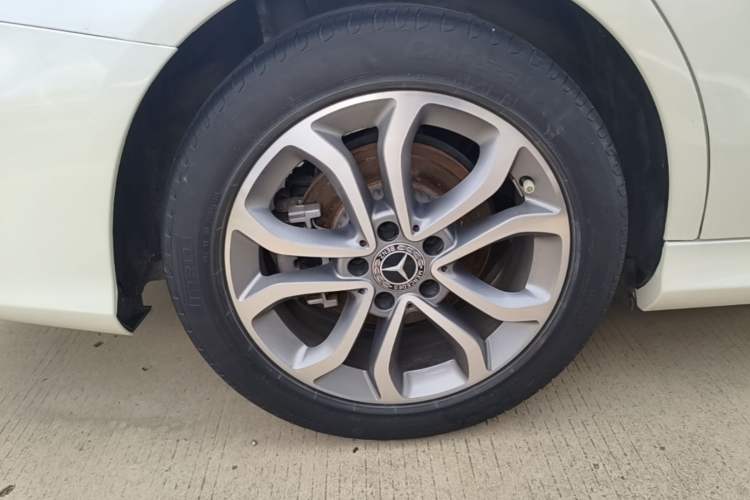 Used Mercedes-Benz C-Class 2018 C 180 L Fashion Edition Sport Version Right Rear Wheel Hub