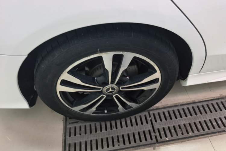Used Mercedes-Benz C-Class 2018 C 200 Sport Edition Right Rear Wheel Hub