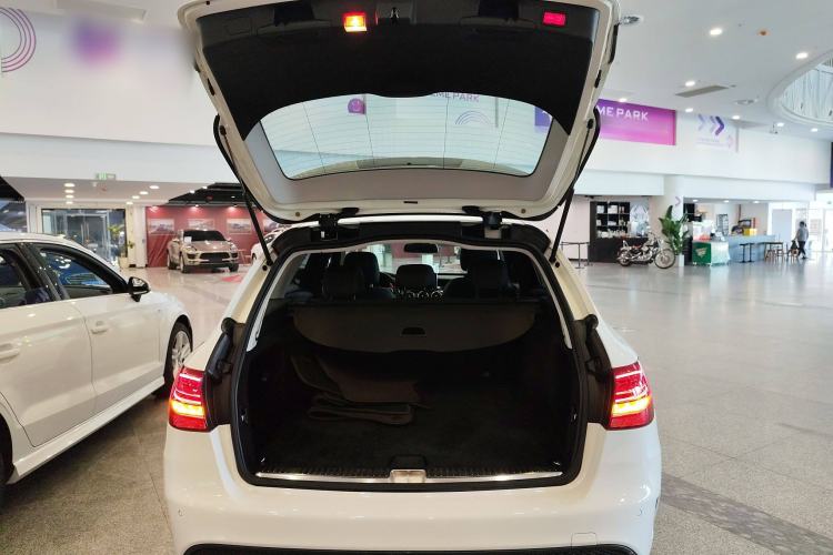 Used Mercedes-Benz C-Class 2018 C 200 Estate Trunk