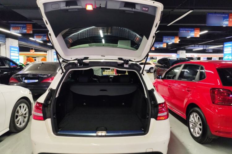 Used Mercedes-Benz C-Class 2018 C 200 Estate Trunk