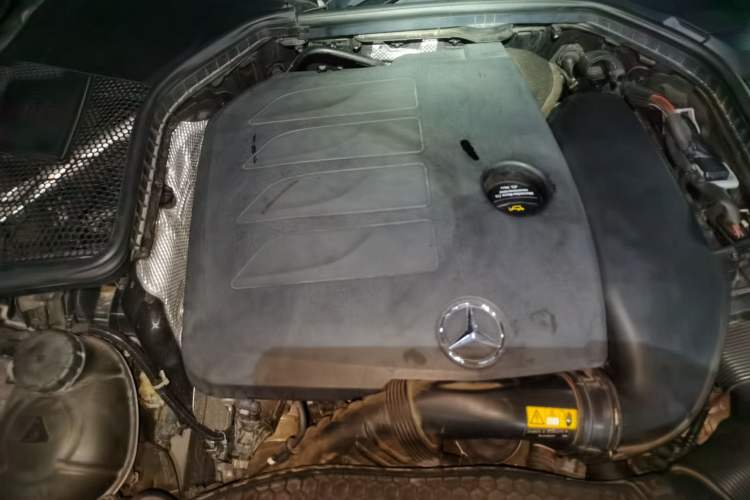 Used Mercedes-Benz C-Class 2019 C 300 station wagon Engine Bay Right
