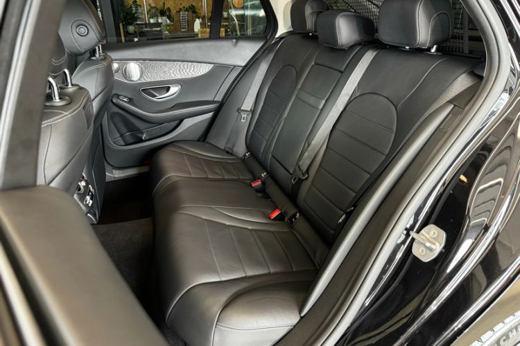 Used Mercedes-Benz C-Class 2019 C 300 station wagon Interior 5