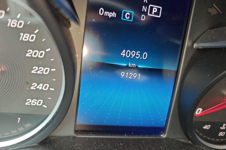 Used Mercedes-Benz C-Class 2019 C 180 L Fashion Edition Sport Version Odometer Close Up