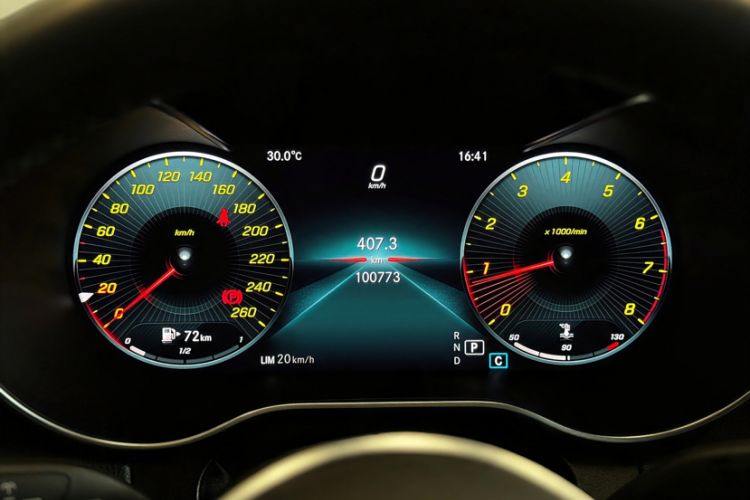 Used Mercedes-Benz C-Class 2019 C 300 station wagon Odometer Close Up
