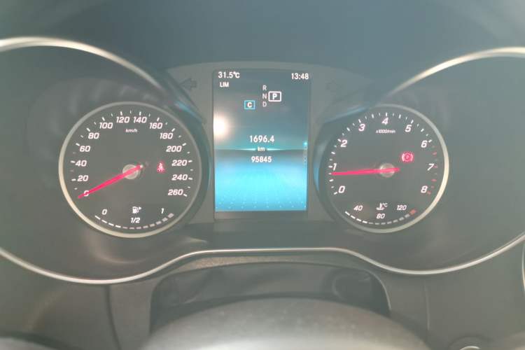 Used Mercedes-Benz C-Class 2019 C 180 L Fashion Edition Sport Version Odometer Close Up