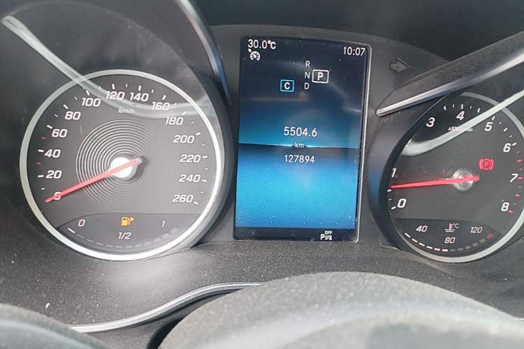 Used Mercedes-Benz C-Class 2019 C 180 L Fashion Edition Sport Version Odometer Close Up