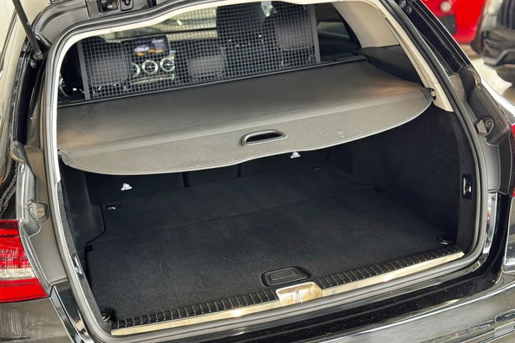 Used Mercedes-Benz C-Class 2019 C 300 station wagon Trunk