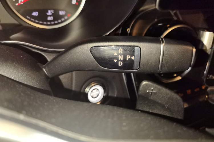 Used Mercedes-Benz C-Class 2019 C 180 L Fashion Edition Sport Version Gear Lever