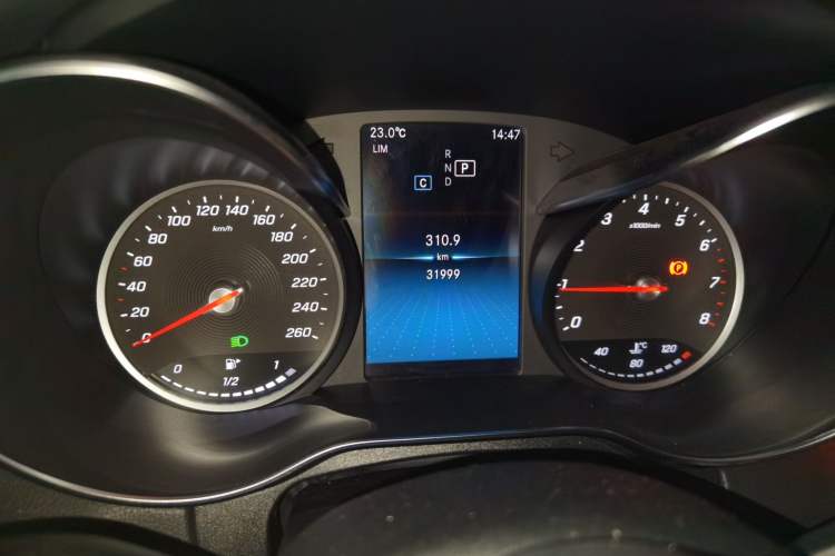 Used Mercedes-Benz C-Class 2019 C 180 L Fashion Edition Sport Version Odometer Close Up