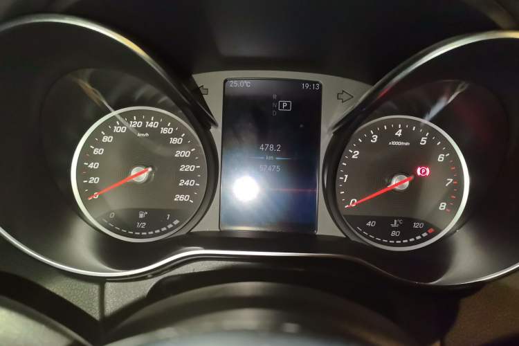 Used Mercedes-Benz C-Class 2019 C 180 L Fashion Edition Sport Version Odometer Close Up