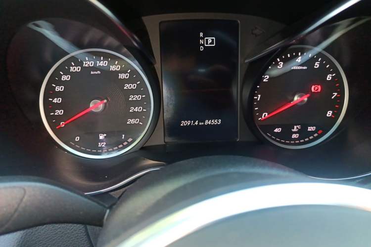 Used Mercedes-Benz C-Class 2019 C 180 L Fashion Edition Sport Version Odometer Close Up