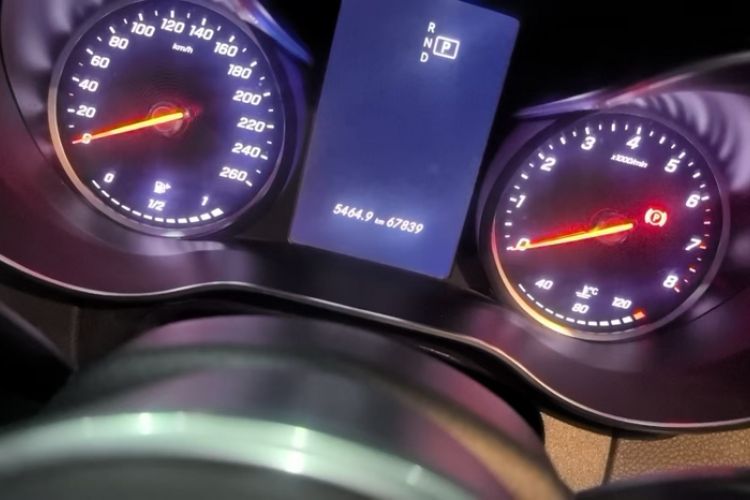 Used Mercedes-Benz C-Class 2019 C 180 L Fashion Edition Sport Version Odometer Close Up