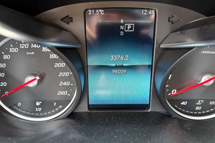 Used Mercedes-Benz C-Class 2019 C 180 L Fashion Edition Sport Version Odometer Close Up
