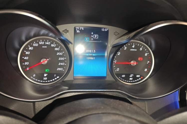 Used Mercedes-Benz C-Class 2019 C 180 L Fashion Edition Sport Version Odometer Close Up