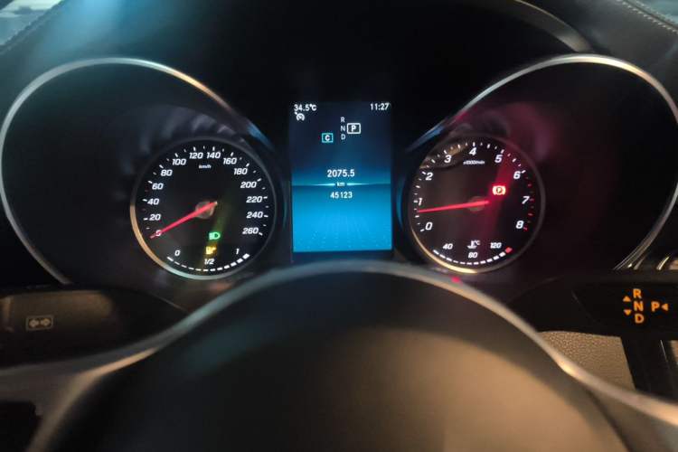 Used Mercedes-Benz C-Class 2019 C 180 L Fashion Edition Sport Version Odometer Close Up