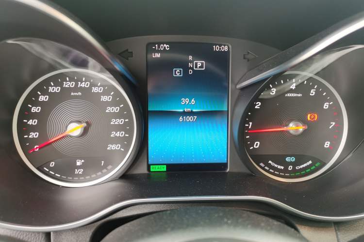 Used Mercedes-Benz C-Class 2019 C 260 Sport Edition 4MATIC Odometer Close Up