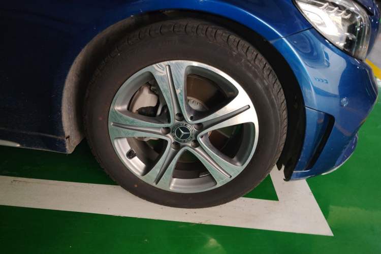 Used Mercedes-Benz C-Class 2019 C 260 L Sport Edition Right Front Wheel Hub