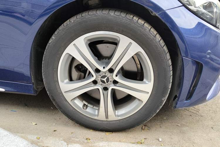 Used Mercedes-Benz C-Class 2019 Restyled C 260 L Sport Edition Right Front Wheel Hub