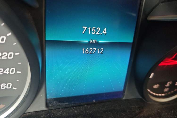 Used Mercedes-Benz C-Class 2019 C 180 L Fashion Edition Sport Version Odometer Close Up