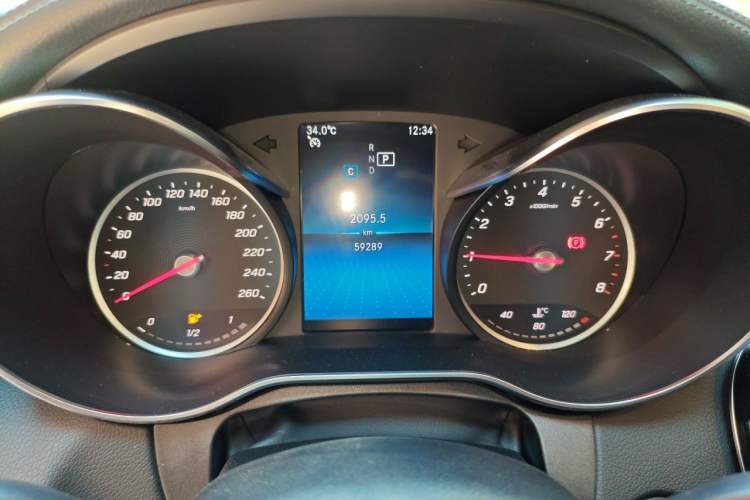 Used Mercedes-Benz C-Class 2019 C 180 L Fashion Edition Sport Version Odometer Close Up