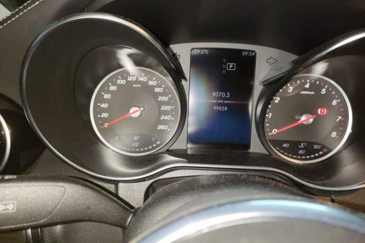 Used Mercedes-Benz C-Class 2019 C 180 L Fashion Edition Sport Version Odometer Close Up