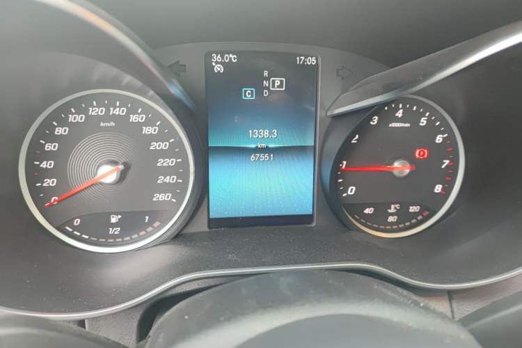 Used Mercedes-Benz C-Class 2019 C 180 L Fashion Edition Sport Version Odometer Close Up