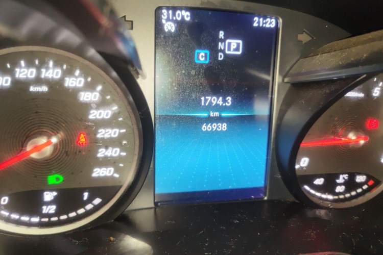 Used Mercedes-Benz C-Class 2019 C 180 L Fashion Edition Sport Version Odometer Close Up
