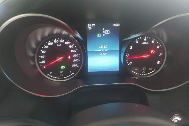 Used Mercedes-Benz C-Class 2019 C 180 L Fashion Edition Sport Version Odometer Close Up