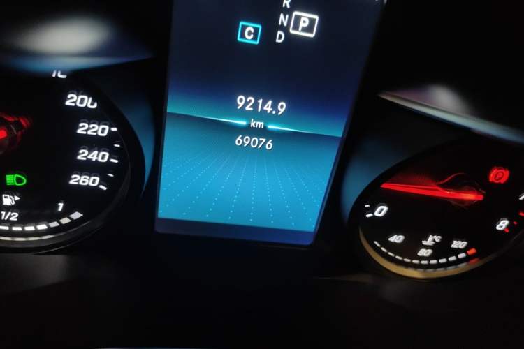 Used Mercedes-Benz C-Class 2019 C 180 L Fashion Edition Sport Version Odometer Close Up