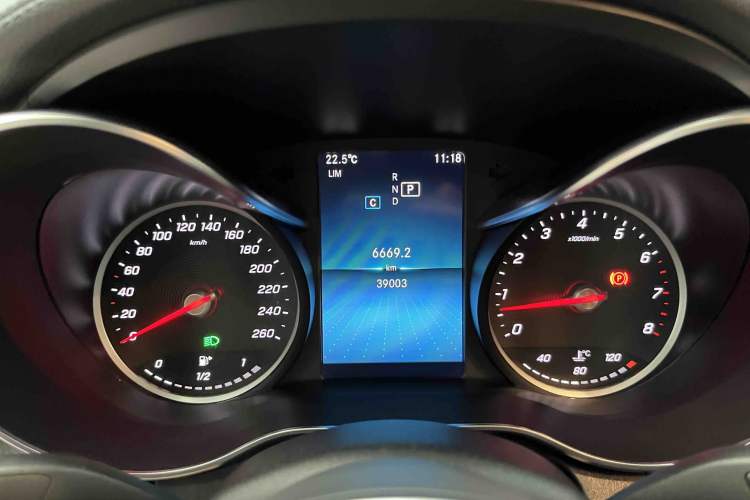 Used Mercedes-Benz C-Class 2019 C 180 L Fashion Edition Sport Version Odometer Close Up