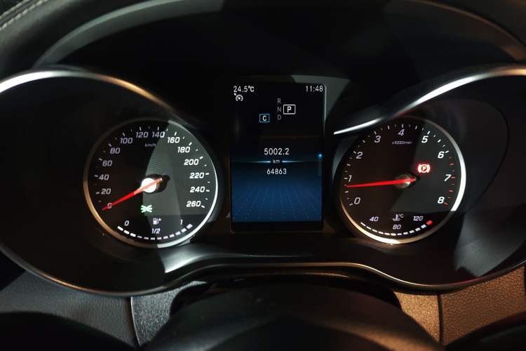 Used Mercedes-Benz C-Class 2019 C 180 L Fashion Edition Sport Version Odometer Close Up