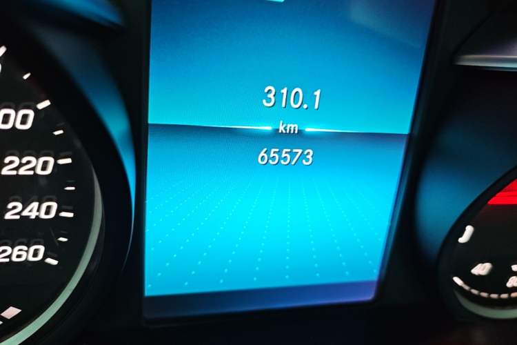 Used Mercedes-Benz C-Class 2019 C 180 L Fashion Edition Sport Version Odometer Close Up