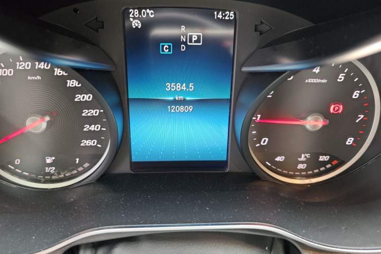 Used Mercedes-Benz C-Class 2019 C 180 L Fashion Edition Sport Version Odometer Close Up