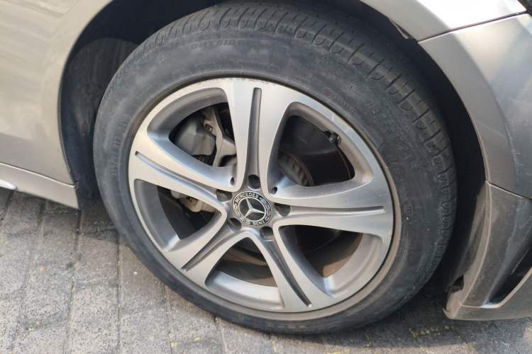 Used Mercedes-Benz C-Class 2019 Restyled C 260 L Sport Edition Right Front Wheel Hub