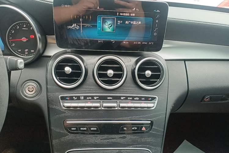 Used Mercedes-Benz C-Class 2019 C 180 L Fashion Edition Sport Version Audio And AC Panel